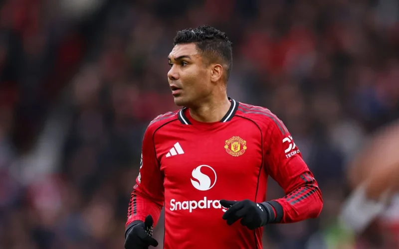 لاعبو مانشستر يونايتد يضغطون على الإدارة من أجل استمرار مسيرة كاسيميرو بالفريق